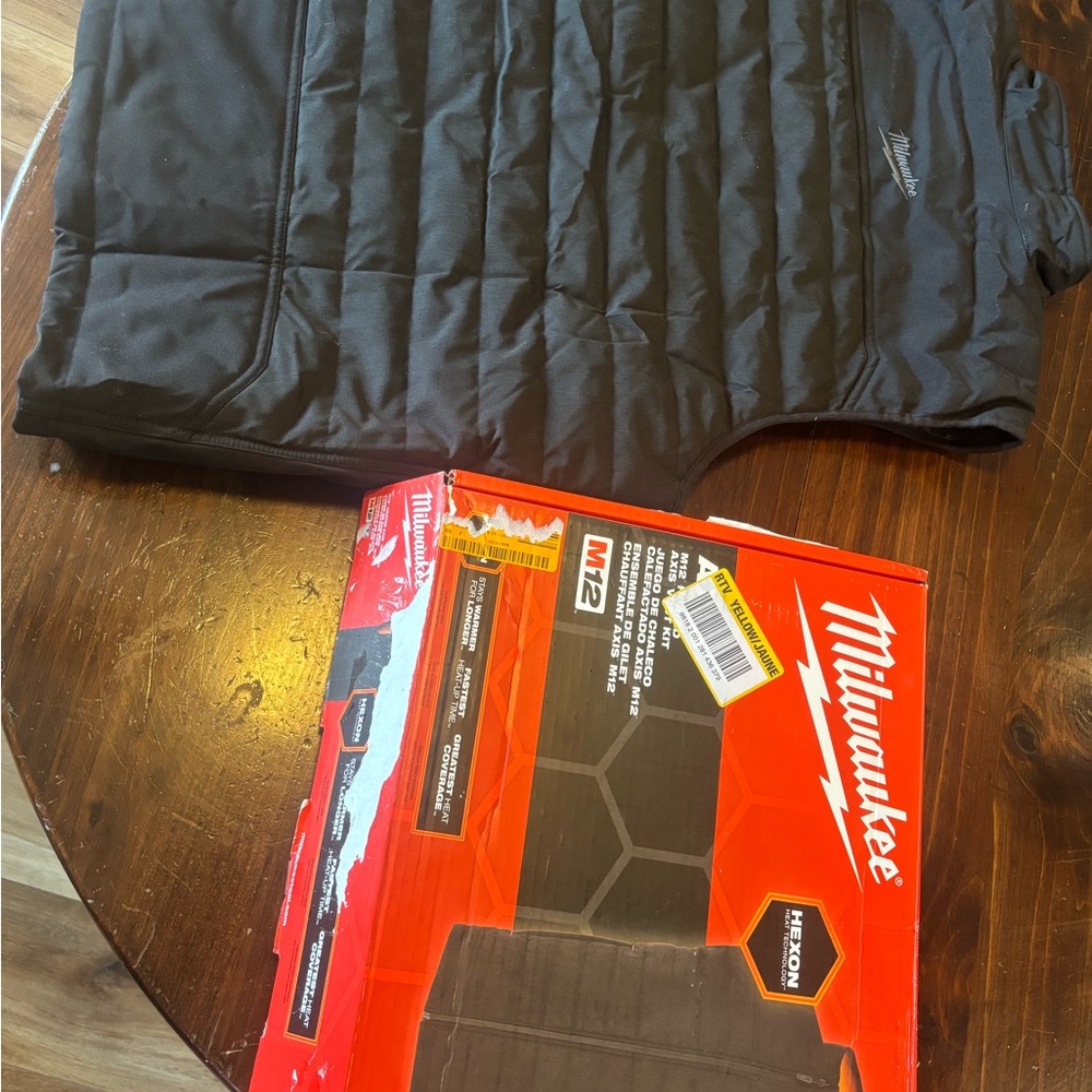 Milwaukee M12 Axis Heated vest - Picture 4 of 5